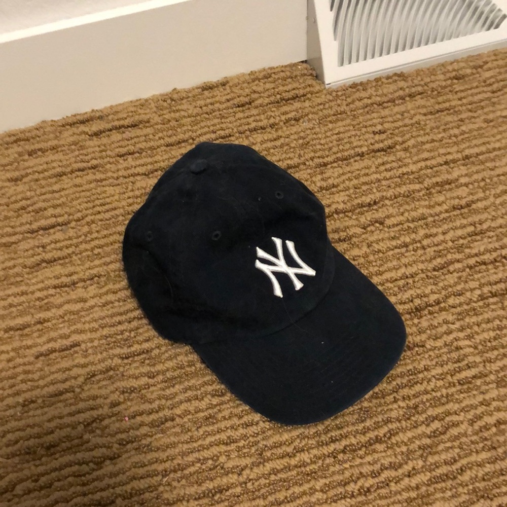 A New York Yankees hat
